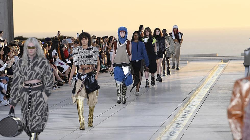 Desfile de Louis Vuitton en el Instituto Salk de California.