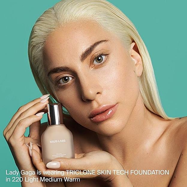 Lady Gaga con la base de maquillaje de su marca.