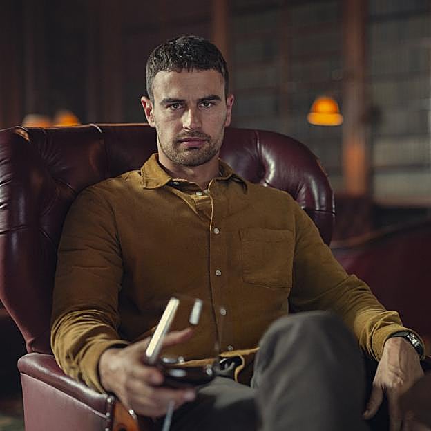 Theo James como Eddie Horniman en una imagen de The Gentlemen.