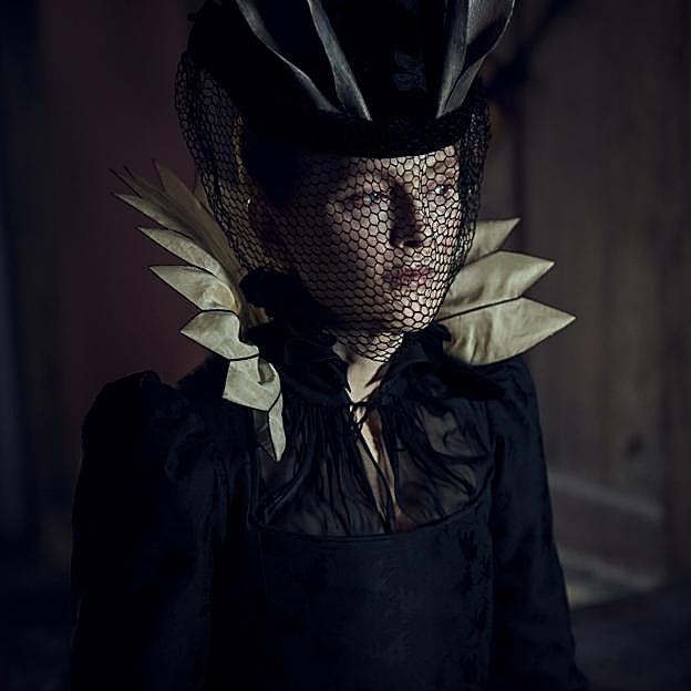 Julianne Moore como Mary Villiers en una imagen de la serie Mary & George.