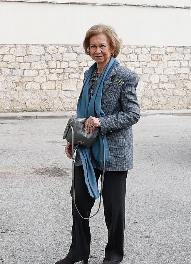 Imagen - La reina Sofía con bolso de Armani. Foto: Gtres.
