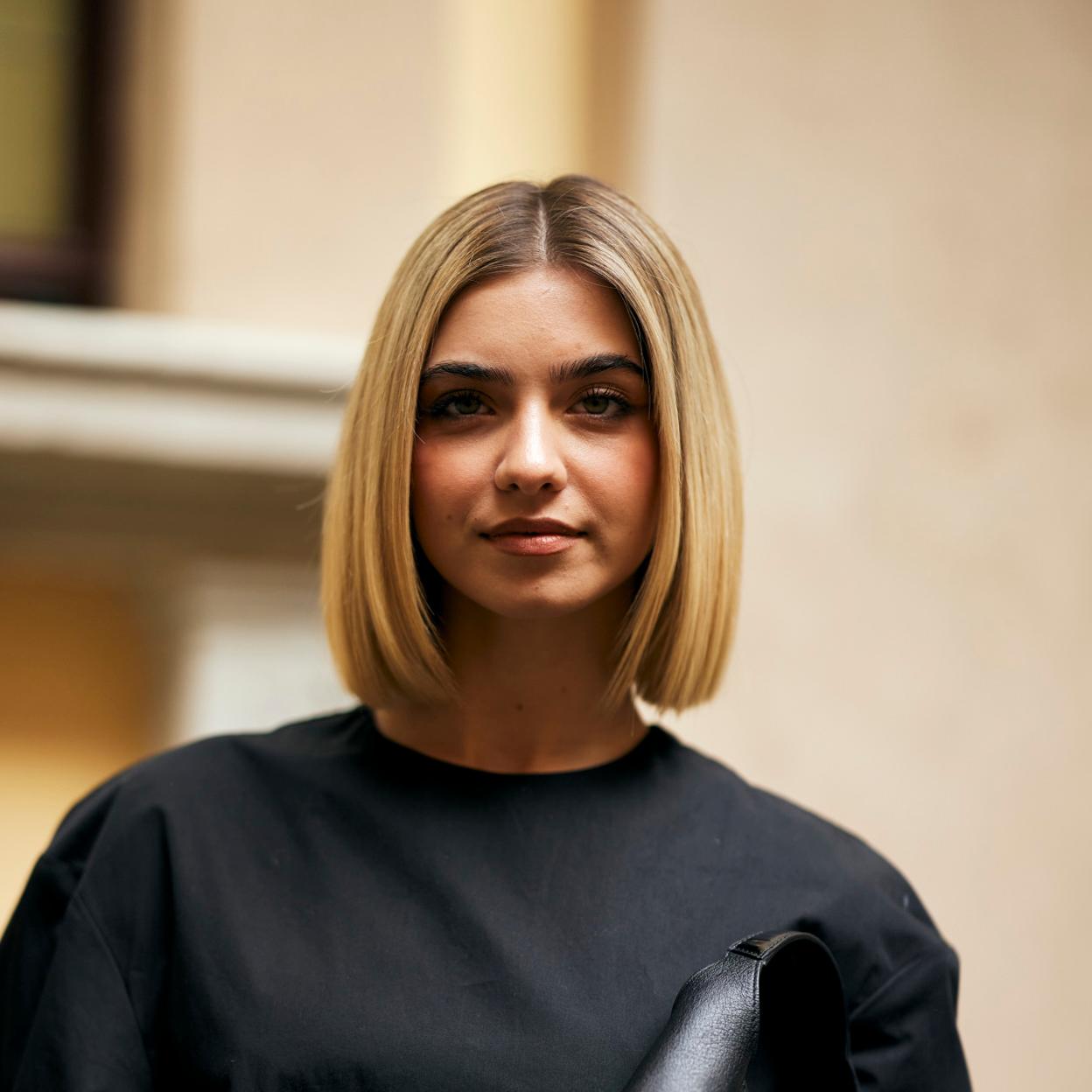Una mujer con el pelo liso tabla.