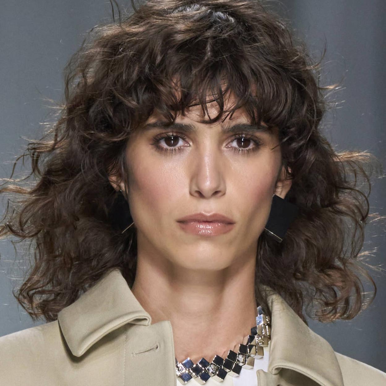 Modelo con corte shaggy rizado