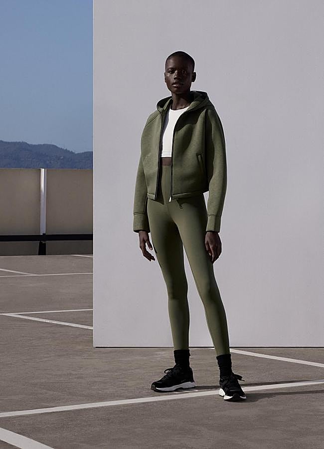 Imagen - Mujer con ropa deportiva. / OSYHO