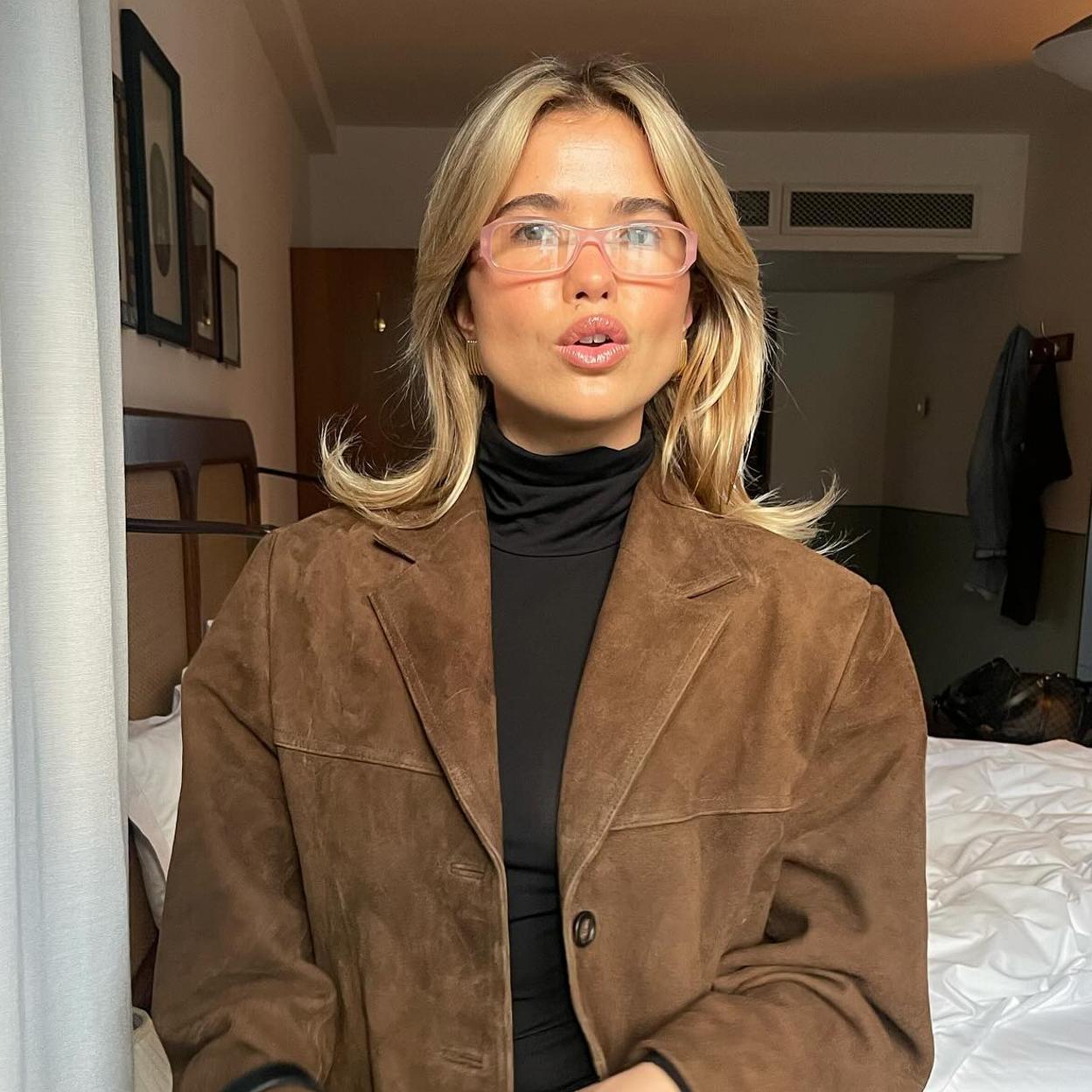 Influencer con pelo suelto