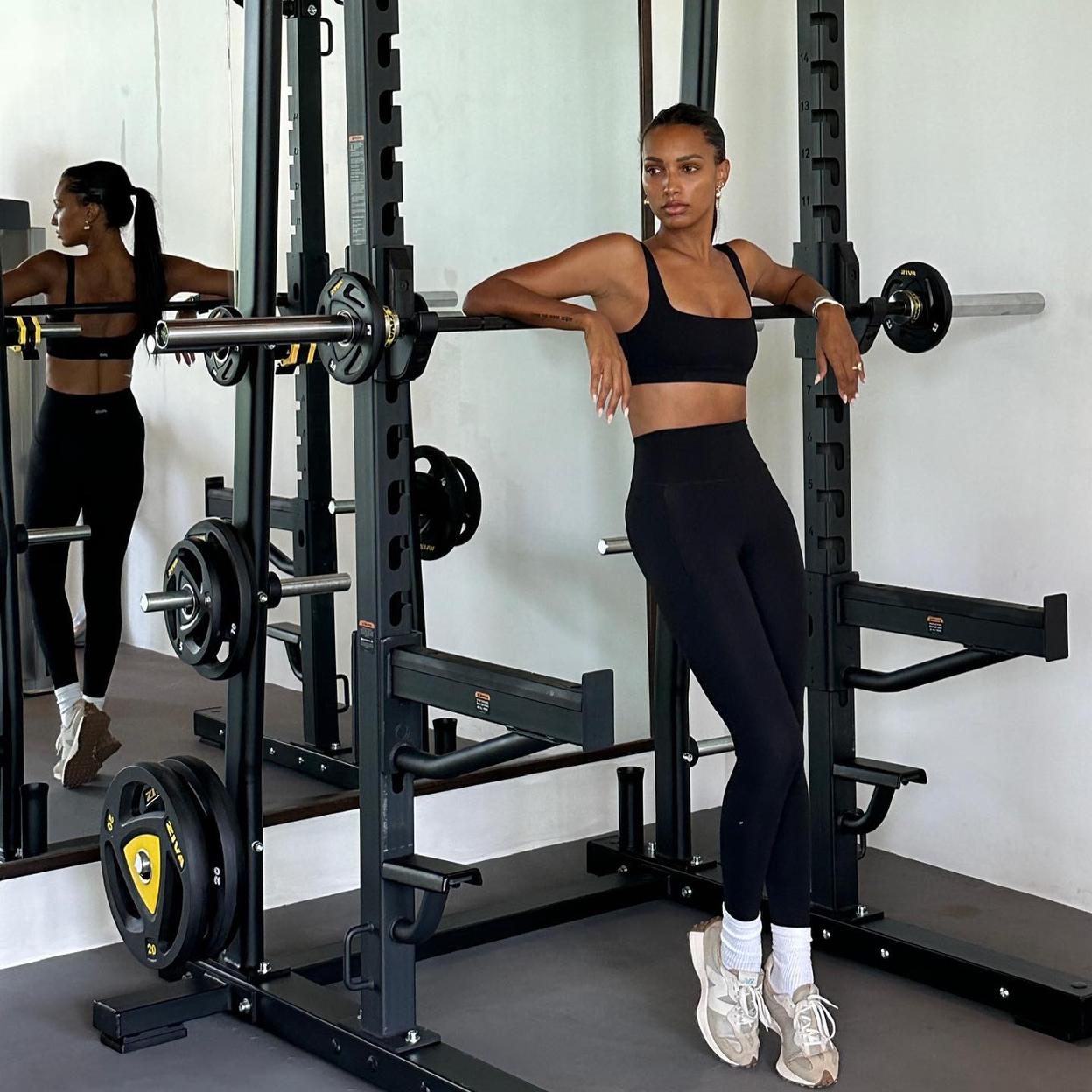 Mujer haciendo ejercicio con pesas. 