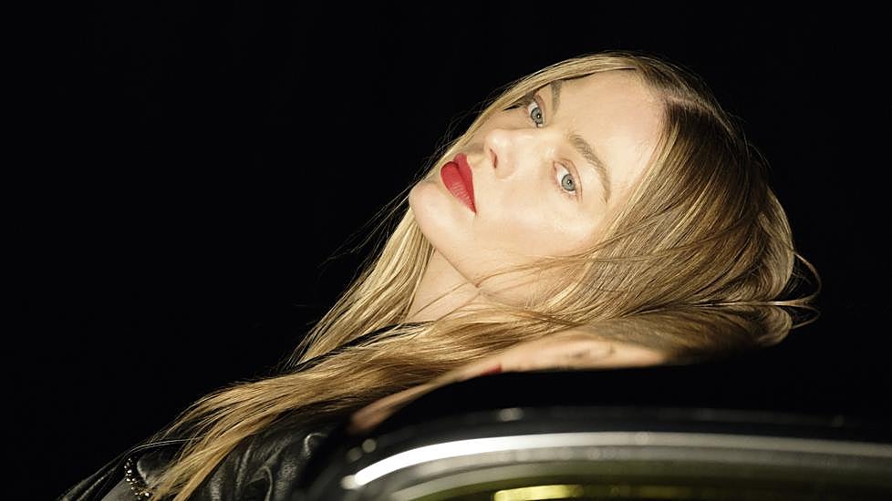 Margot Robbie es la imagen de la colección.