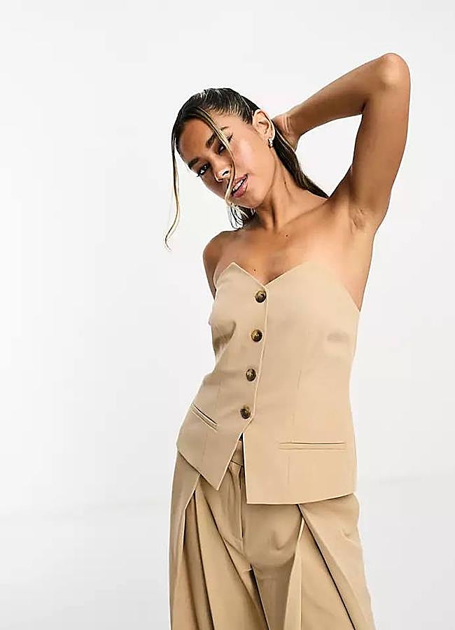 Imagen - Top palabra de honor estilo traje