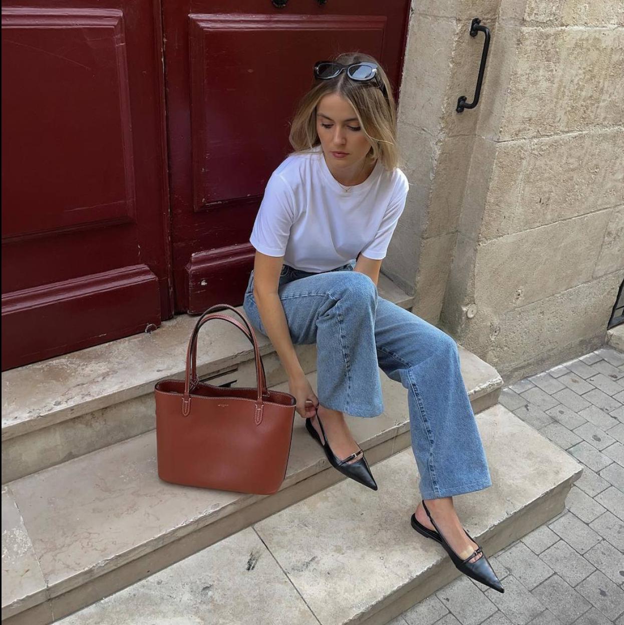 Influencer con zapatos planos en tendencia