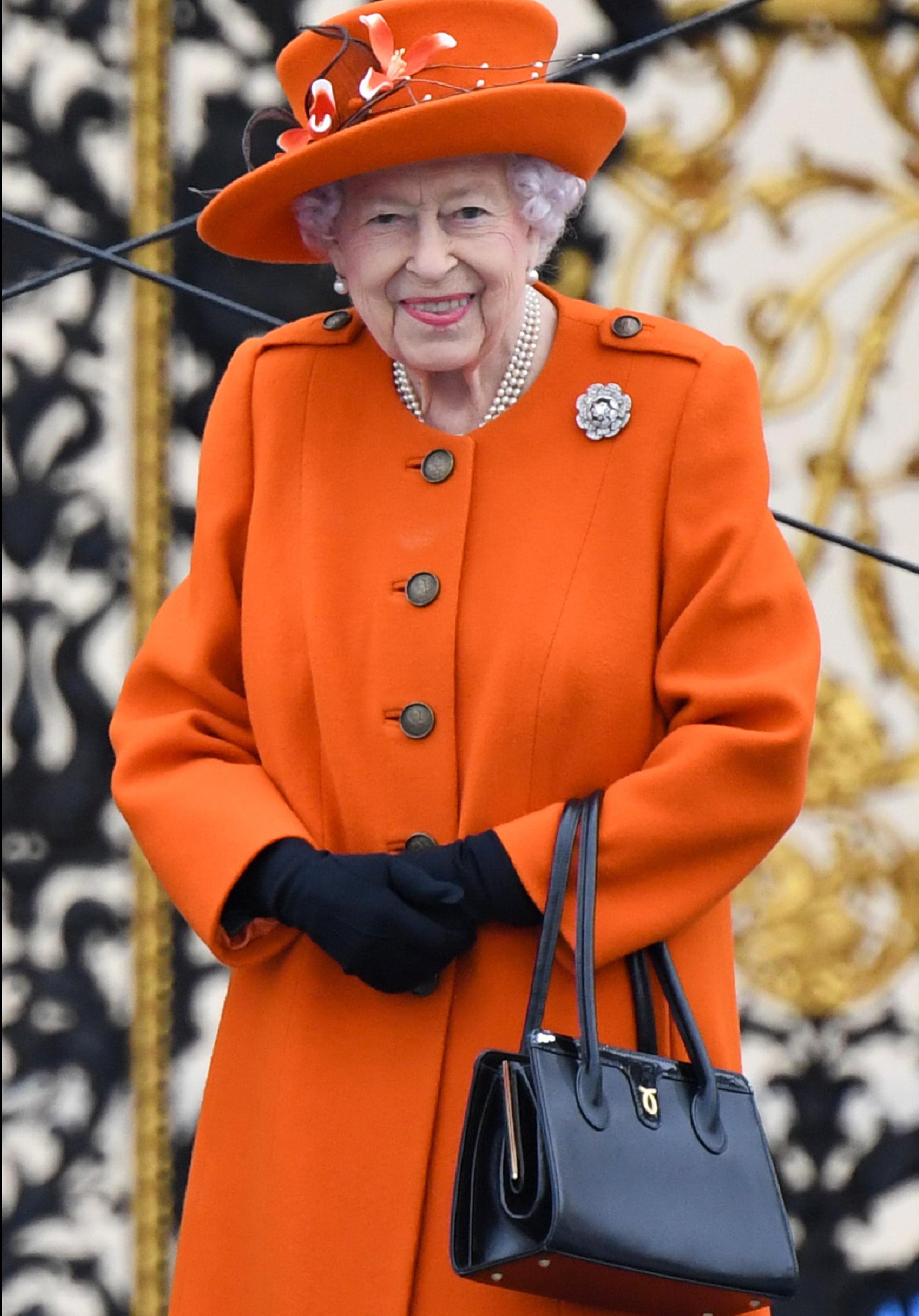 La reina Isabel II con uno de sus bolsos de Launer.