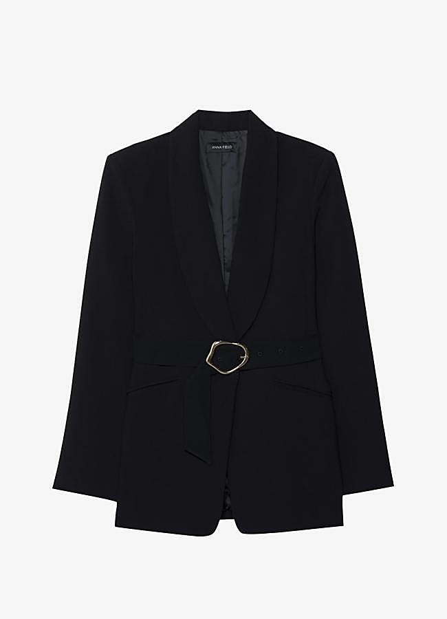 Imagen - Blazer negra con broche de Anna Field, 54,99 euros.