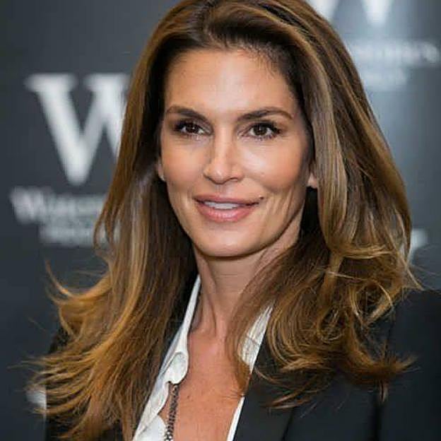 Cindy Crawford con pelo largo a capas para mujer de 50 años