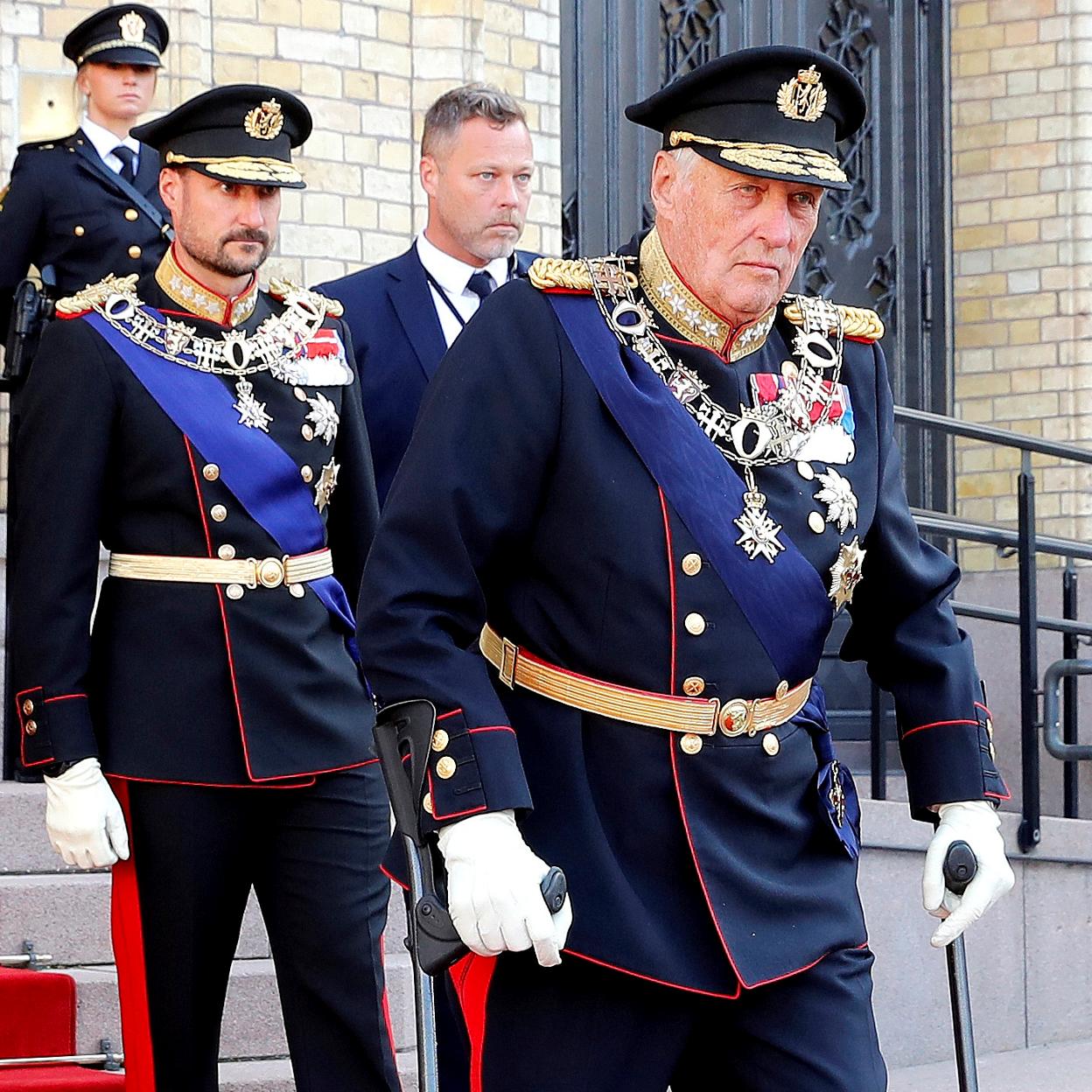 El rey Harald V de Noruega acompañado del príncipe heredero Haakon Magnus.