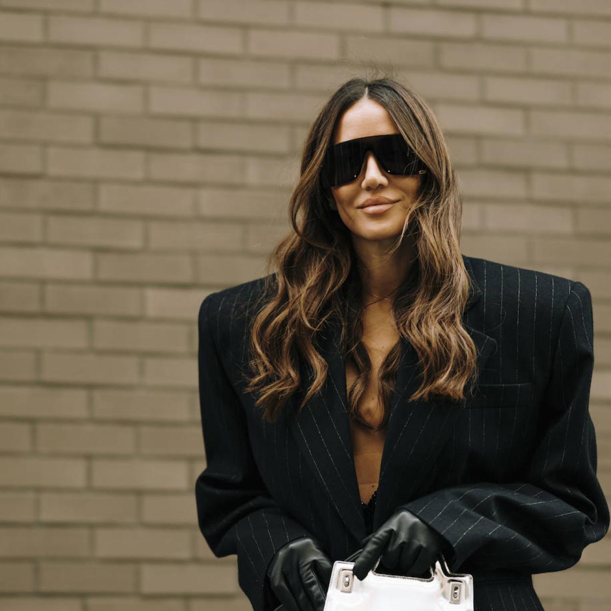 Influencer morena con mechas tendencia 2024