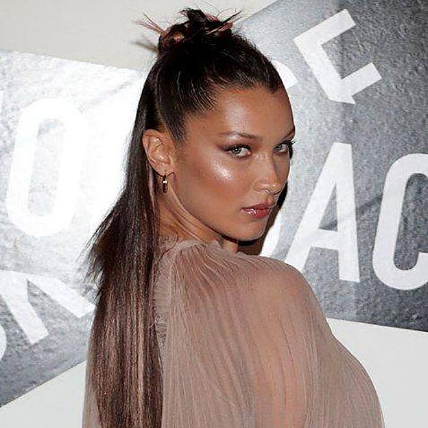 Bella Hadid con semi-recogido para pelo largo sleek