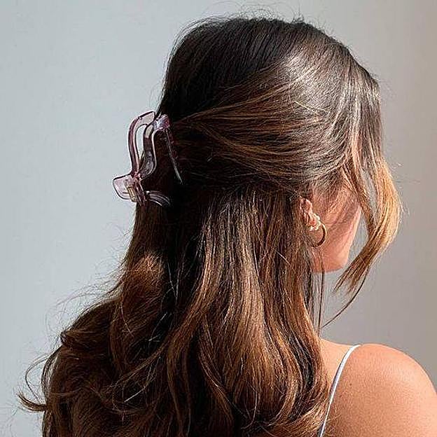 Mujer con semi-recogido para pelo largo con pinza