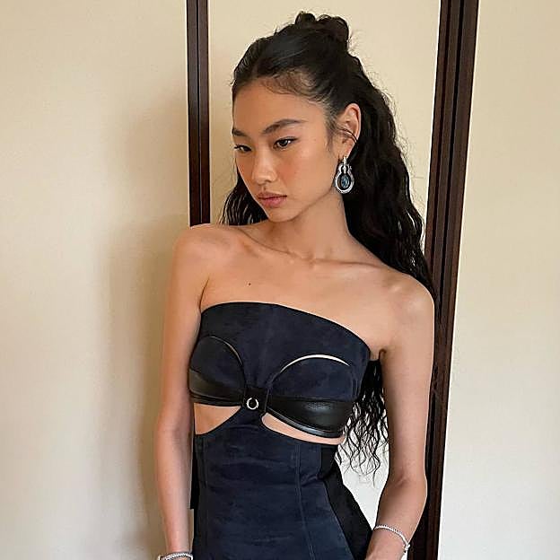 Hoyeon Jung con semi-recogido para pelo largo ondulado estilo sirena