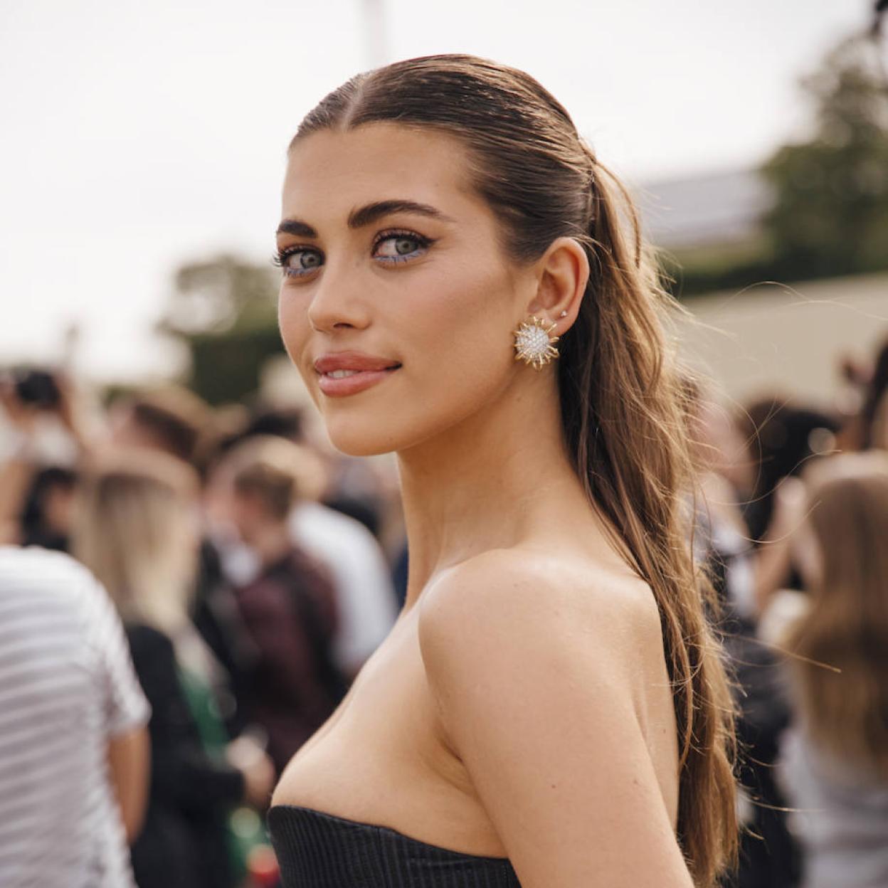 Influencer con semi-recogido para pelo largo