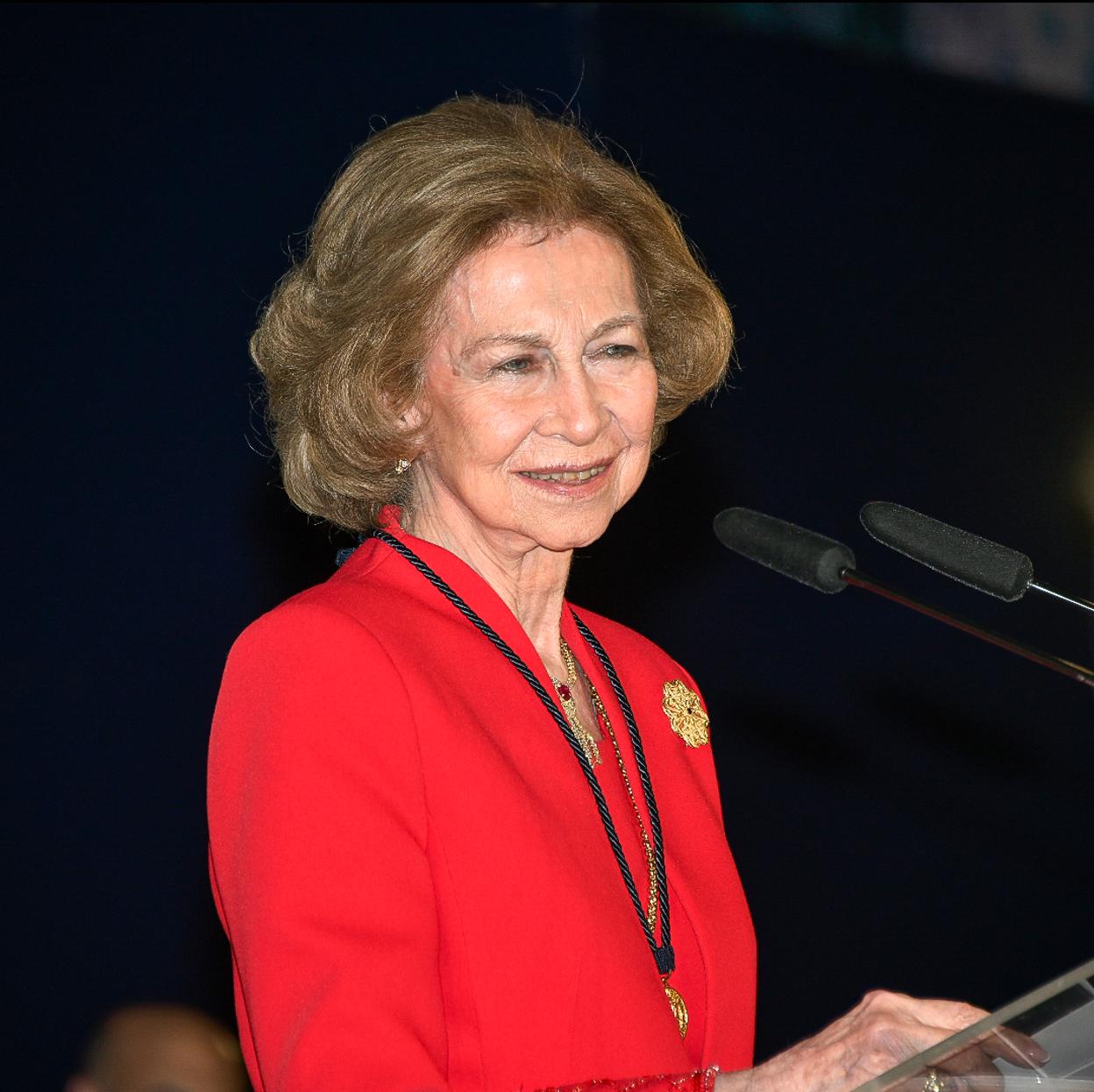 La reina Sofía de rojo.