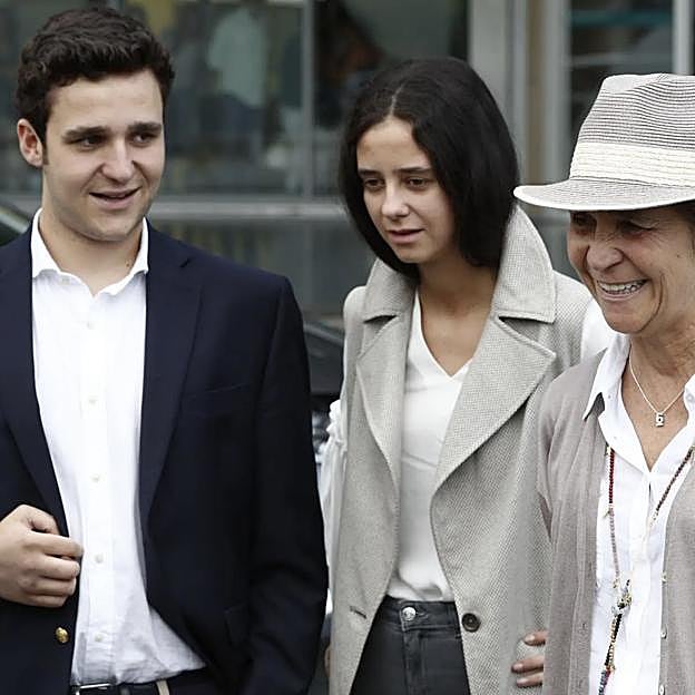 Froilán, Victoria Federica y la infanta Elena, cuando aún ninguno de los dos jóvenes había comenzado a volar por cuenta propia. 