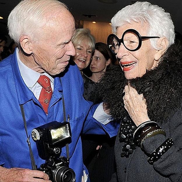 Iris Apfel junto a su buen amigo Bill Cunningham, fotógrafo de 'street style' de Nueva York y otra gran institución del estilo, fallecido en 2016. 