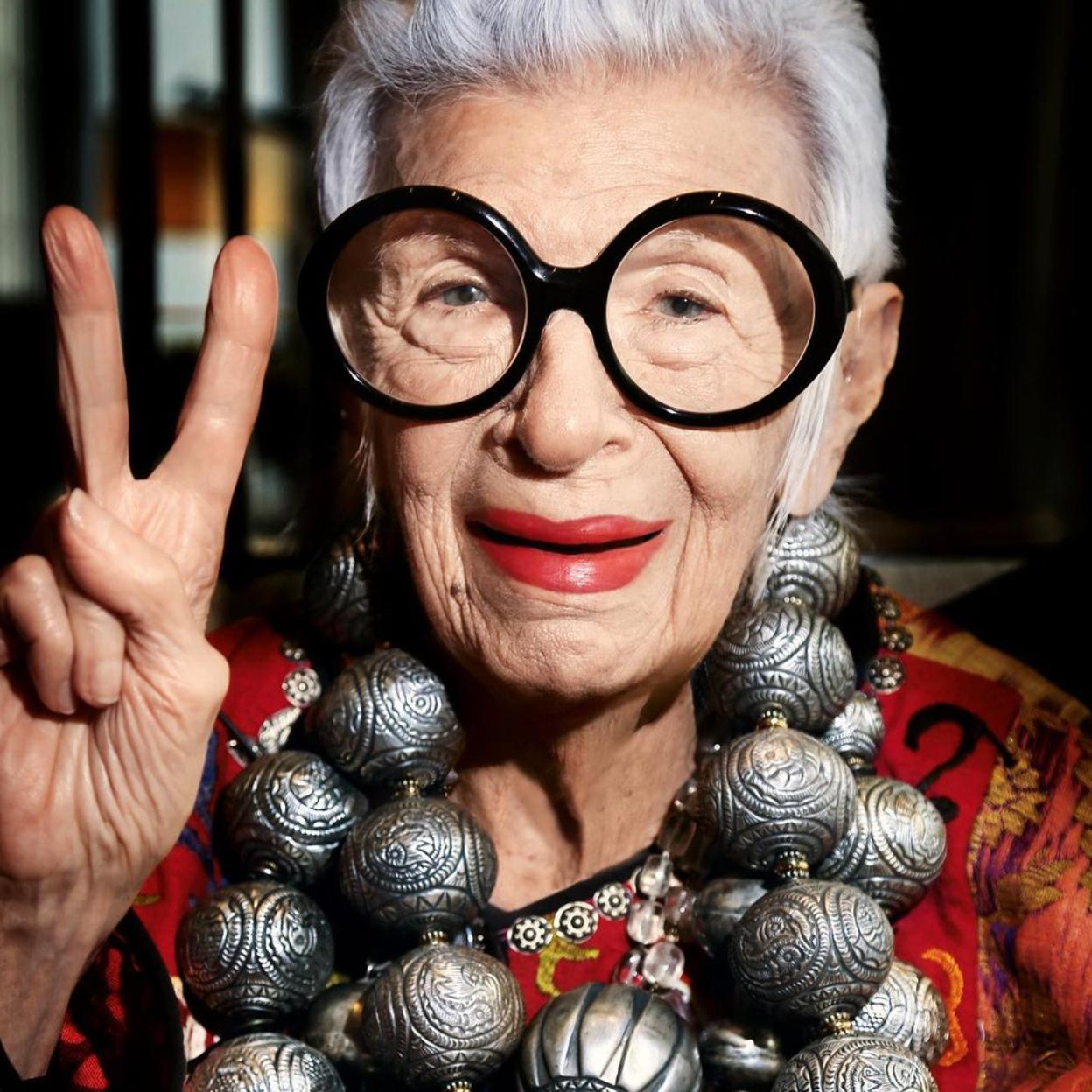 Iris Apfel disfrutó de una longeva vida con un tramo final extraordinario: alcanzó la fama después de los 80 y se convirtió en icono de estilo global. 