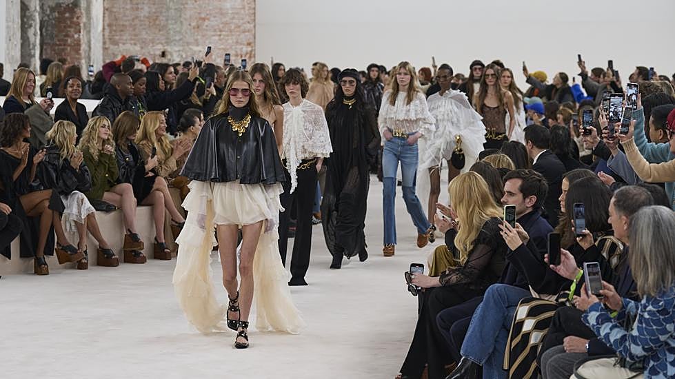 El desfile de Chloé: todos con el móvil en la mano y todas con las mismas sandalias en el front-row.