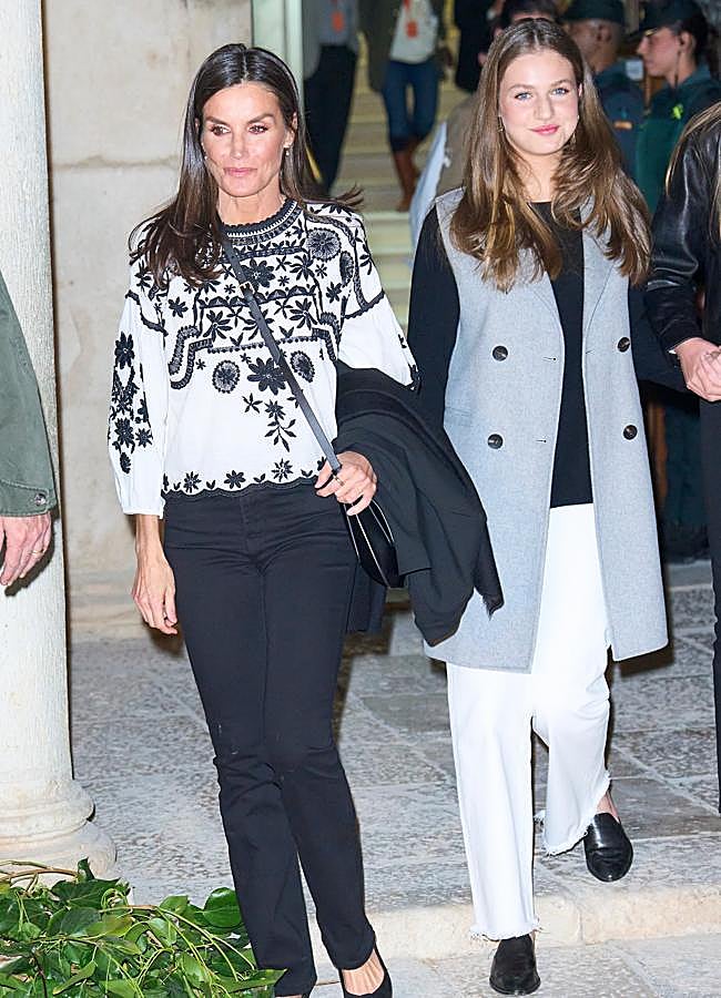 Imagen - Leonor con mocasines y chaleco de la reina Letizia. / LIMITED PICTURES