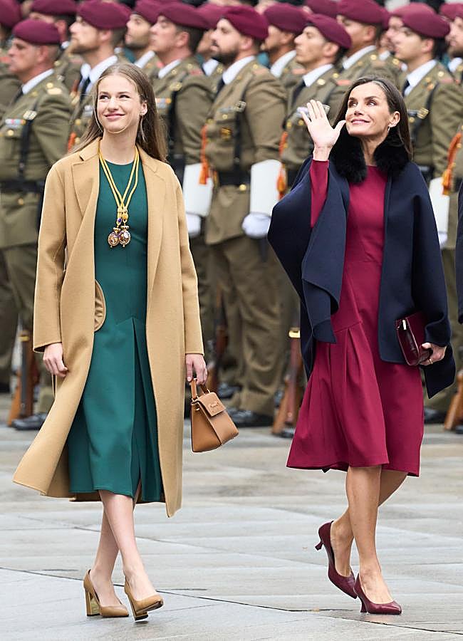 Imagen - Leonor con un abrigo y un bolso de la reina Letizia. / LIMITED PICTURES