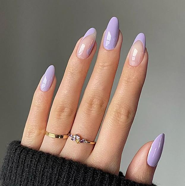 Manicura de color malva.