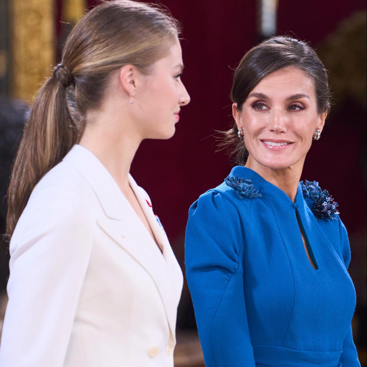 La reina Letizia mirando a la princesa Leonor en una foto de archivo