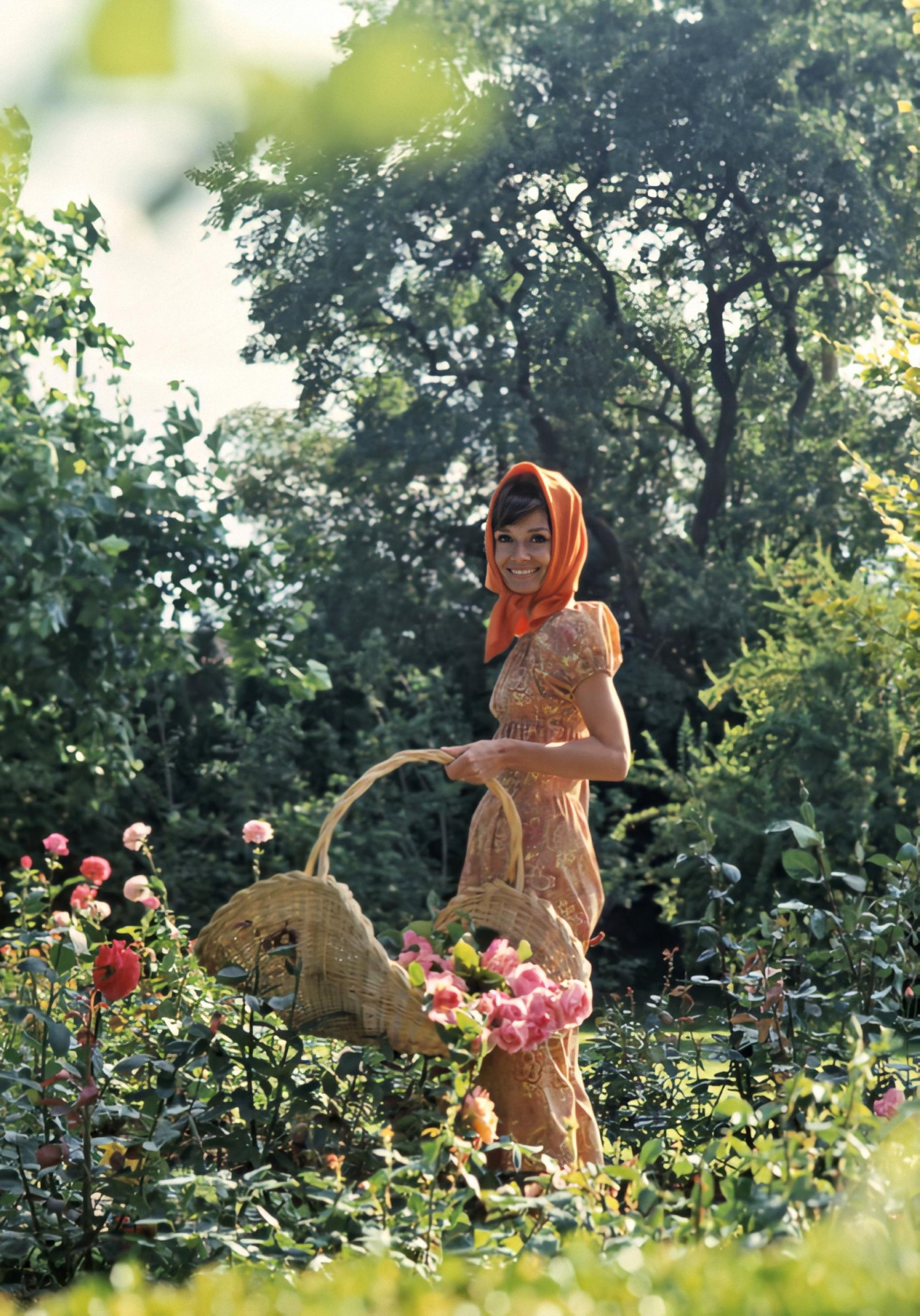 Audrey Hepburn en el jardín de La Paisible retratada por Henry Clarke para Vogue en 1971.