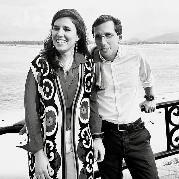 José Luis Martínez-Almeida anunció su boda con Teresa Urquijo y Moreno con esta fotografía, que publicó en enero en su perfil en Instagram. 