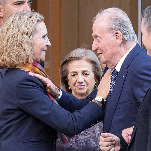 Le entrañable imagen del peculiar saludo que intercambiaron Juan Carlos y Elena, en la comida que reunió a los Borbón para celebrar el 60 cumpleaños de esta. 