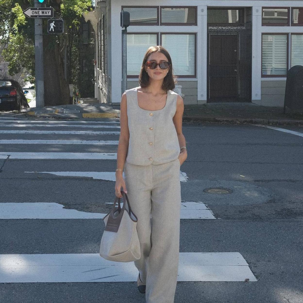 Influencer con conjunto minimalista