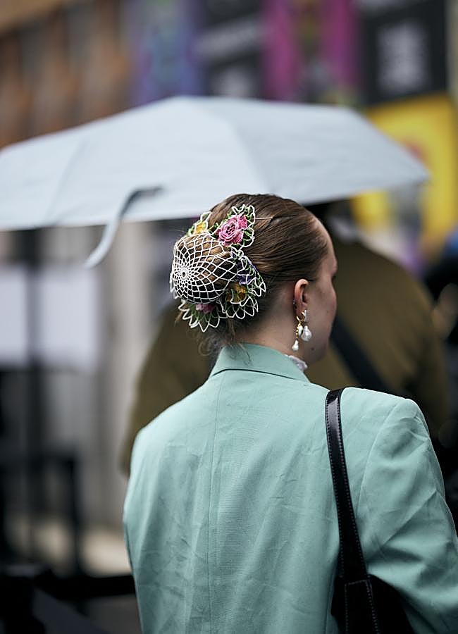 Imagen - Peinado con moño y accesorio de rejilla. Launchmetrics spotlight.