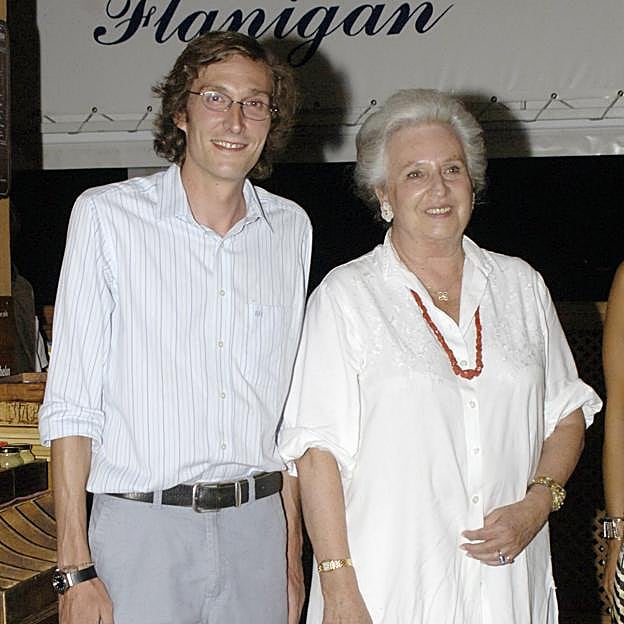 La infanta Pilar, con su hijo, Fernando Gómez-Acebo. 