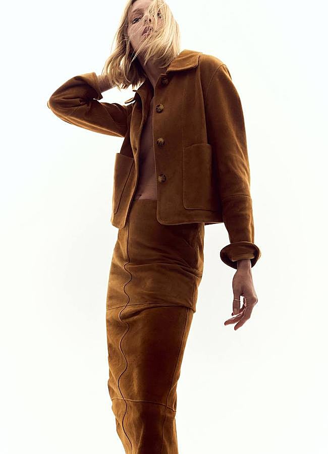 Imagen - Conjunto en tejido de ante con chaqueta y falda