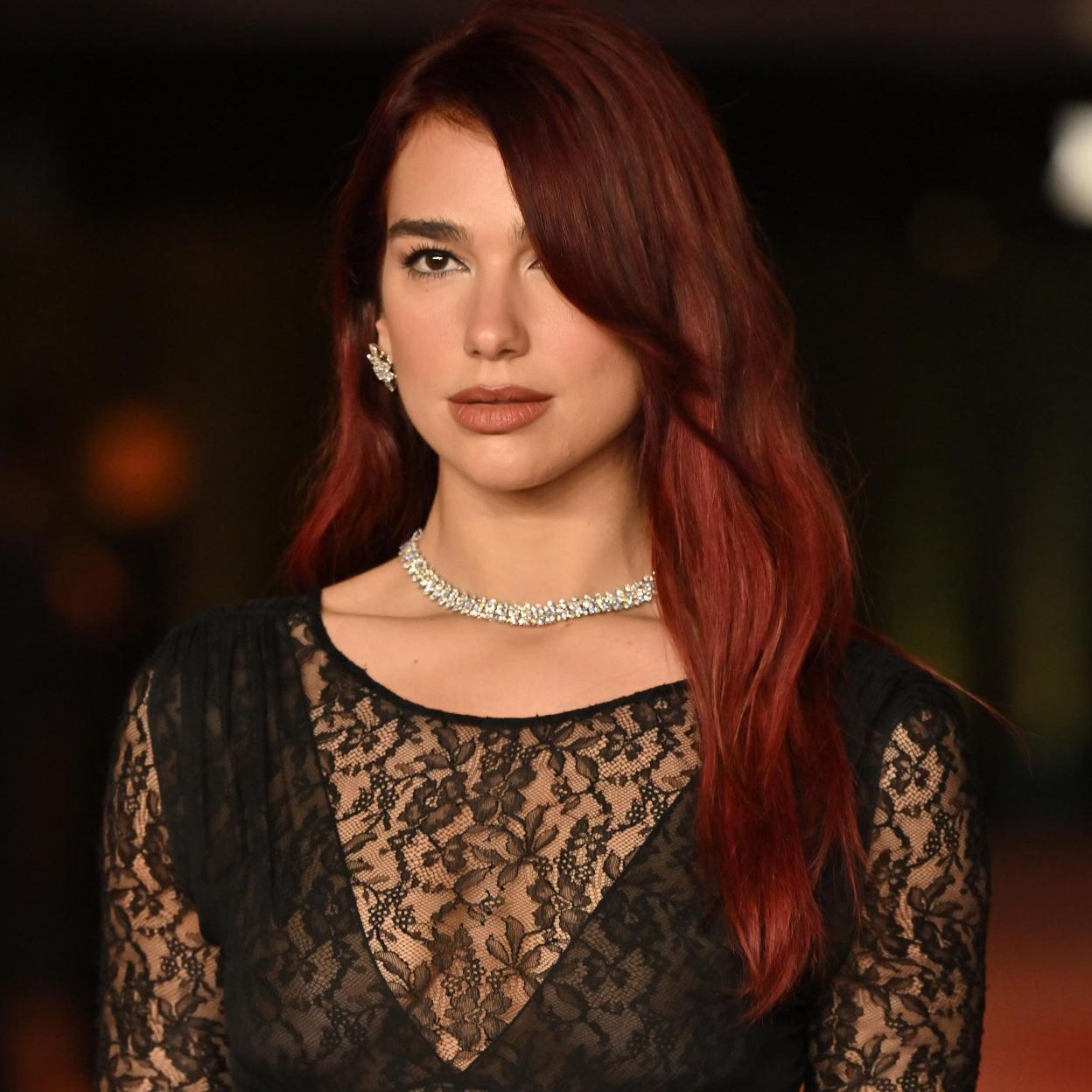 Dua Lipa con el pelo rojo.