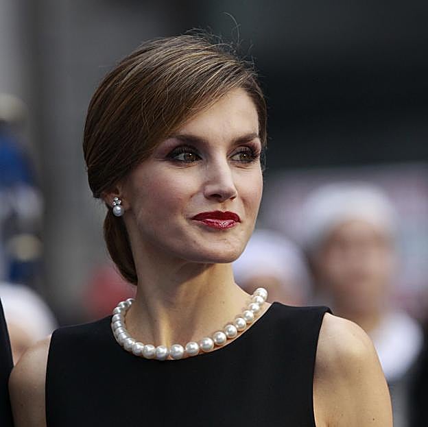 Imagen principal - Letizia con el collar de perlas rusas, la tiara rusa y la perla Peregrina.