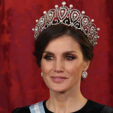Imagen secundaria 1 - Letizia con el collar de perlas rusas, la tiara rusa y la perla Peregrina.