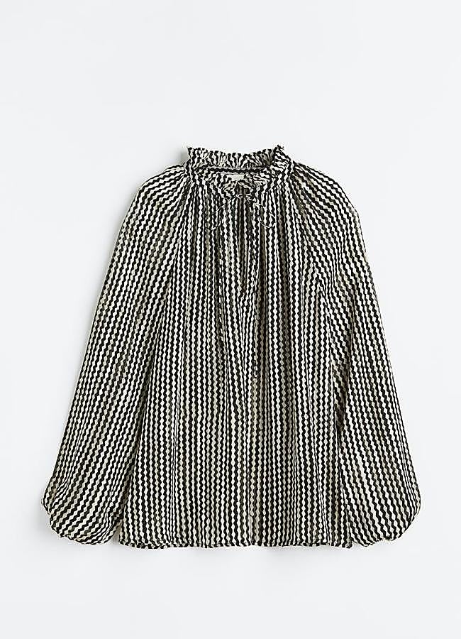 Imagen - Blusa en tejido crepé con volantes de H&M, 19,99 euros.