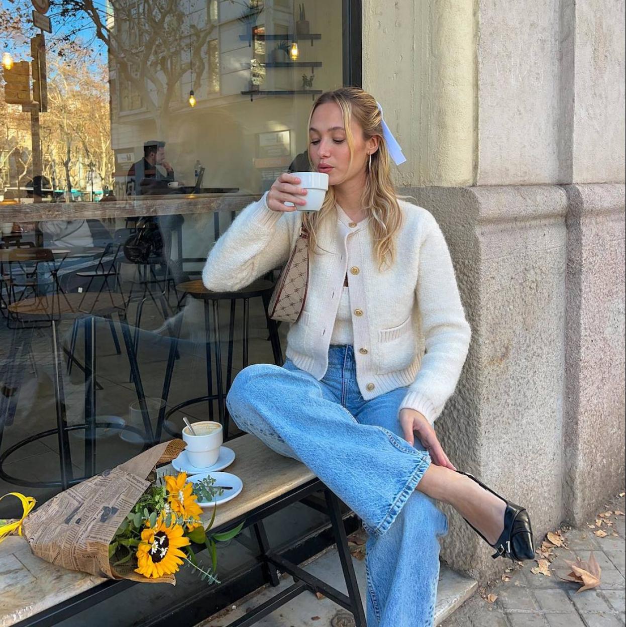 Influencer con cárdigan superventas para primavera