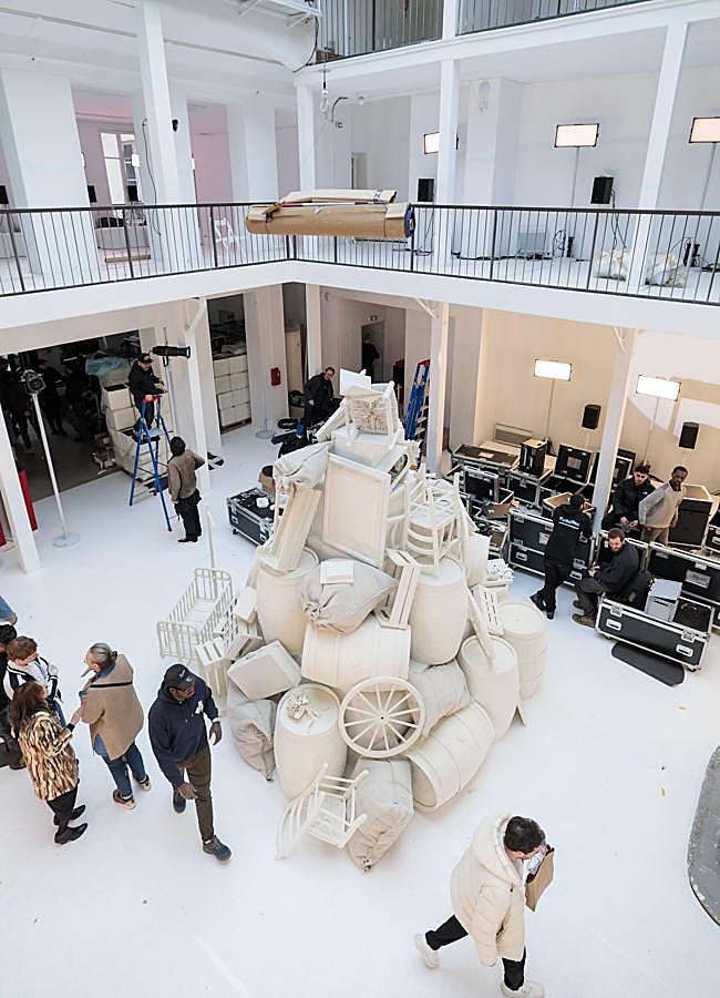 Imagen - Inspirada en Los miserables de Victor Hugo, la barricada es el eje central de la escenografía del desfile de Teresa Helbig. Foto: Cortesía.