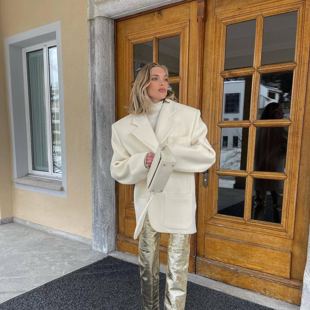 Modelo con look elegante con pantalón metalizado