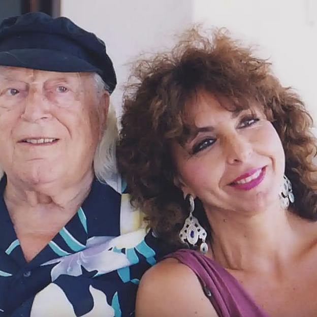 María Asunción Mateo junto a Alberti, en una de las fotografías de su libro de memorias, 'Mi vida con Alberti'. 