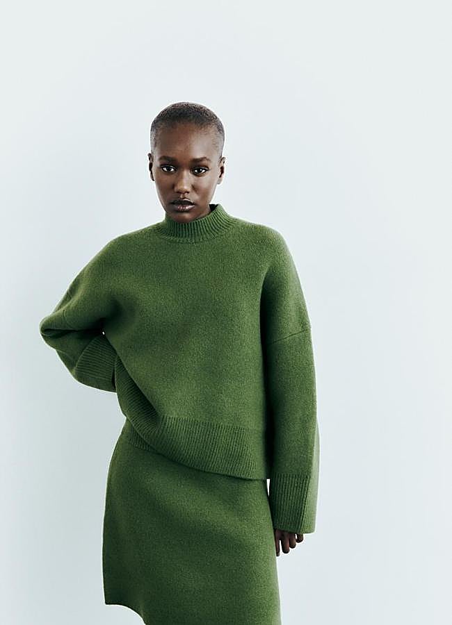 Imagen - Conjunto de punto verde: jersey 29,95 euros y falda 19,95 euros.