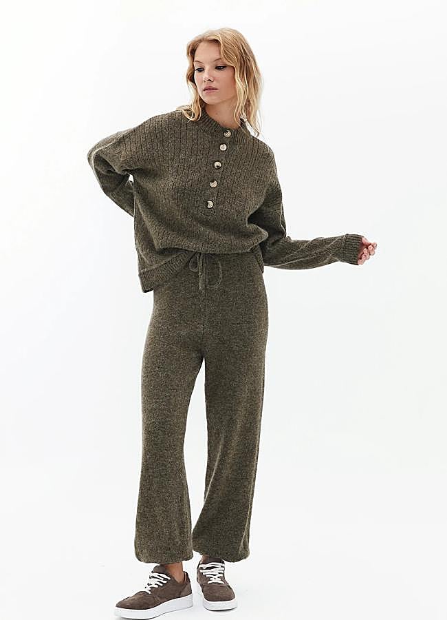 Imagen - Conjunto verde de OXXO (a la venta en Zalando): jersey 54,99 euros y pantalón 57,99 euros.