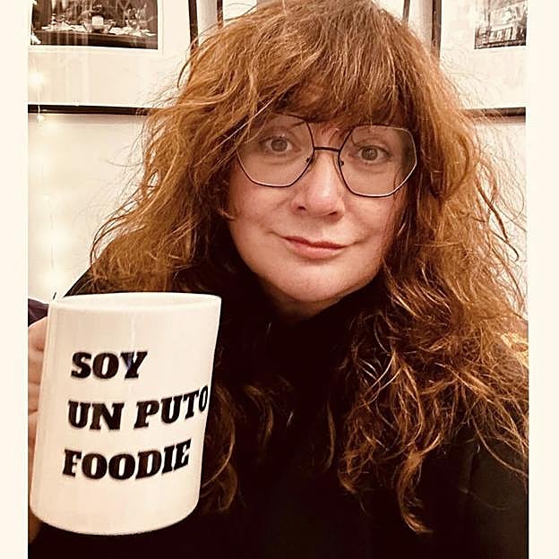 Isabel Coixet y su declarada pasión por la gastronomía, inmortalizada en una taza de café. 