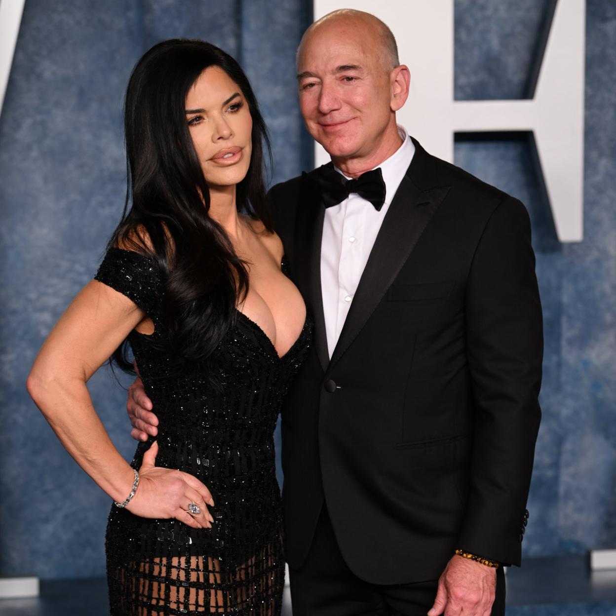 Jeff Bezos junto a su mujer. 